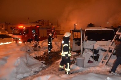 Karaman'da Köfteci Minibüsü Yandı