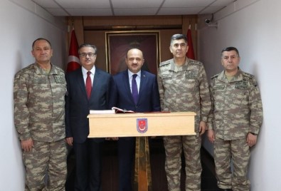 Milli Savunma Bakanı Işık, Şırnak Namaz Dağı'nda Nöbet Tutan Mehmetçikleri Ziyaret Etti