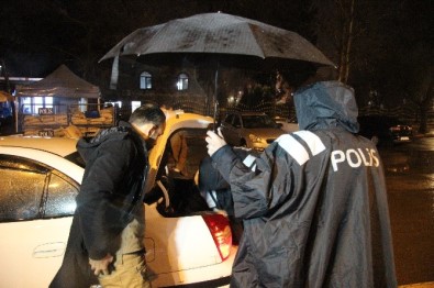 Polis Vatandaşları Hem Suçludan Hem Yağmurdan Korudu
