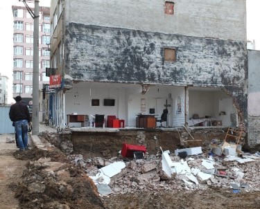 Bandırma'da Binanın Yan Duvarı Çöktü