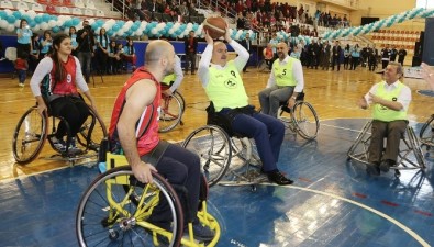Belediye Başkanı Tekerlekli Sandalye İle Basketbol Oynadı