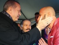 Erdoğan kahramanın yüzünü sevdi!