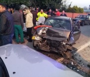 Otomobiller Kafa Kafaya Çarpıştı Açıklaması 3 Yaralı