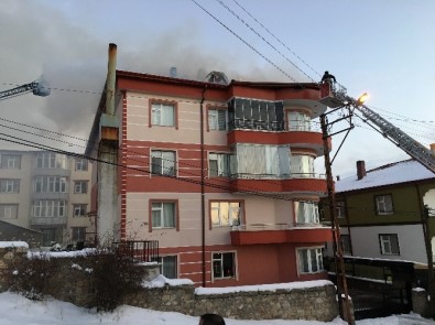 Yozgat'ta 4 Katlı Binanın Çatı Katında Yangın Çıktı