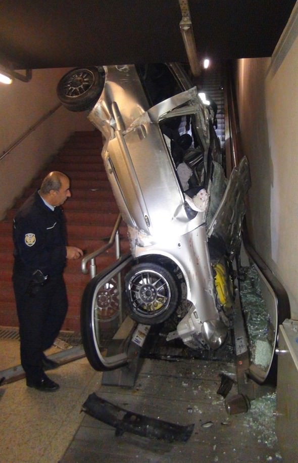 Otomobil metro girişine uçtu