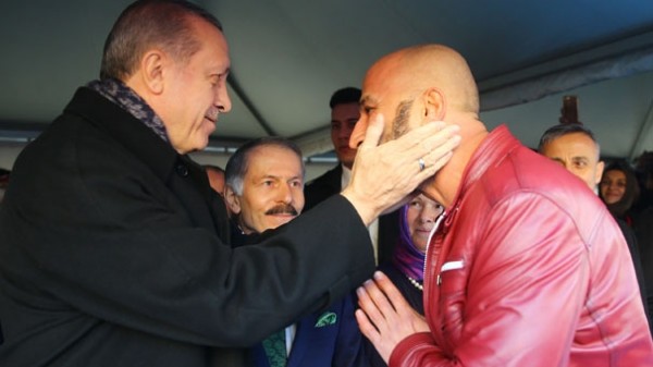 Erdoğan kahramanın yüzünü sevdi!