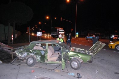 Manisa'da İki Otomobil Çarpıştı Açıklaması 2 Ağır Yaralı