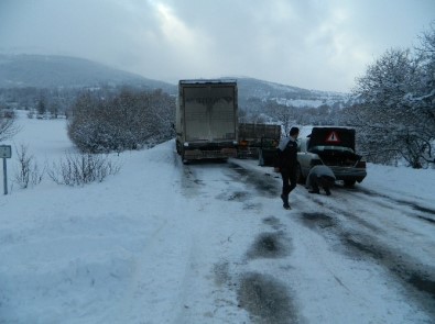 Posof'ta Kar Ve Tipi Yolları Kapattı