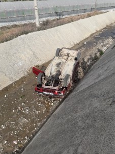 Yolda kayan otomobil su kanalına uçtu: 2 yaralı