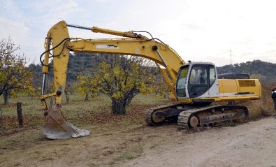 3'Ü Kamu Görevlisi 15 Kişi Kepçeyle Kaçak Kazı Yaparken Yakalandı