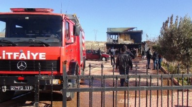 Gaziantep'te Şantiyede Çıkan Yangın Büyümeden Söndürüldü