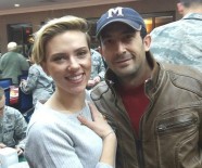 SCARLETT JOHANSSON - İncirlik Üssü'ne Girip Yıldızlarla Fotoğraf Çektirdi