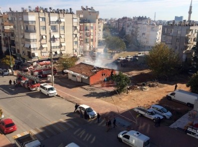 Antalya'da Hurda Dolu Depoda Korkutan Yangın