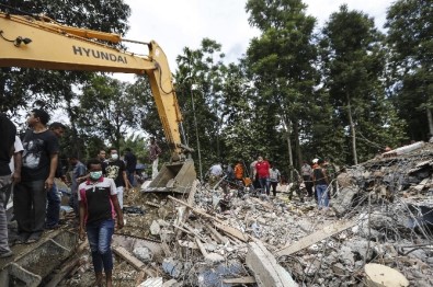 Endonezya'da Deprem Açıklaması En Az 52 Ölü