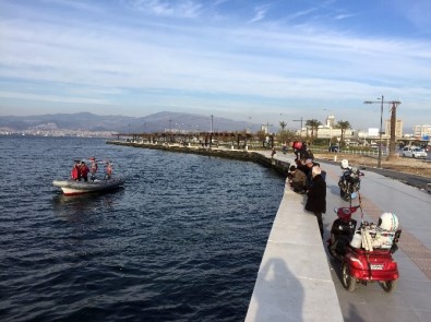 İzmir'de Balıkçılar Denizde Tabanca Buldu