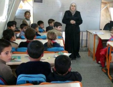Kamplarda Suriyelilere eğitim