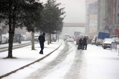 Karabük'te Kar Sürücülere Zor Anlar Yaşattı