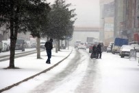 LASTİK TAMİRCİSİ - Karabük'te Kar Sürücülere Zor Anlar Yaşattı