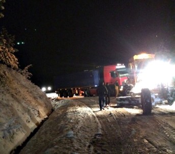 Kayan TIR, Yolu Ulaşıma Kapattı