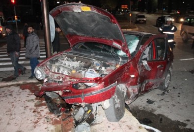 Minibüs İle Otomobil Çarpıştı Açıklaması 2 Yaralı
