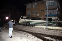 SERVİS OTOBÜSÜ - Otobüs Duvarı Yıkarak Bahçeye Girdi