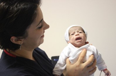Kalp Ameliyatı Olan 2 Kilo Ağırlığındaki Suriyeli Bebek Hayata Tutundu