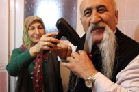 Saçına Değil Bıyığına Fön Çektiriyor