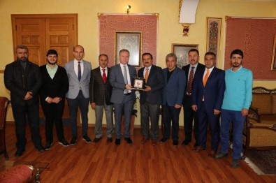 TSYD Sivas İl Temsilciliği'nden Vali Gül'e Plaket