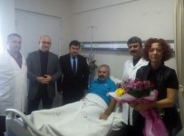 ADNAN YıLMAZ - AK Parti İlçe Yönetimi Saldırıya Uğrayan Doktoru Ziyaret Etti