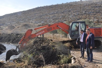 Akhisar'da Kötü Koku Yayan Dere Temizleniyor