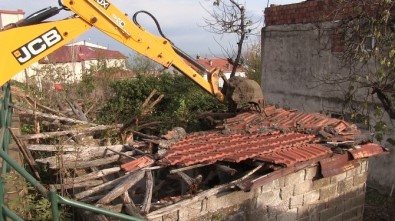 Altınordu'da Metruk Binalar Yıkılıyor