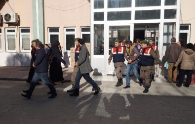 Jandarma Göçmenlerin Yerine Geçti, Organizatörleri Yakaladı
