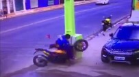 MOTOSİKLET KAZASI - Motosiklet direğe böyle çarptı!