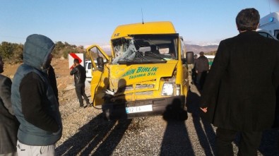 Öğretmenleri Taşıyan Servis Minibüsü Kaza Yaptı Açıklaması 12 Yaralı