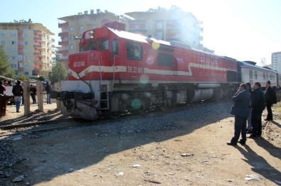 Rayda Kalan Minibüse Tren Çarptı