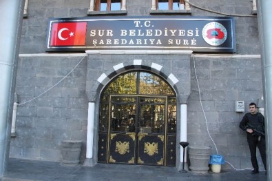 Sur Belediyesi'ne 15 Yıl Sonra Türk Bayraklı Tabela Asıldı