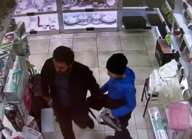 Çocuğa Hırsızlık Yaptırırken Güvenlik Kameralarına Yakalandılar
