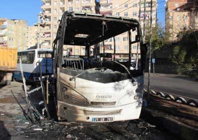 Diyarbakır'da 3 Belediye Otobüsü Kundaklandı