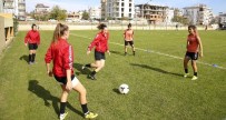 HÜSEYIN TÜRK - Döşemaltı Kadın Futbol Takımı Adana İdman Yurdunu Konuk Ediyor