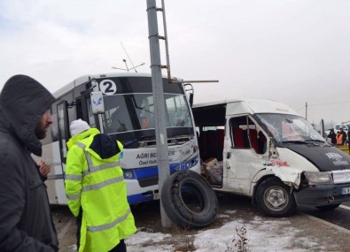 İki Minibüs Çarpıştı Açıklaması 1 Ölü, 9 Yaralı