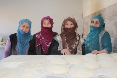 Kadınlar İmece Usulü Ekmek Pişiriyor