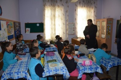 Kırsal Mahalle Okullarını Ziyaret Etti