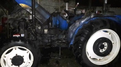 Saruhanlı'da Park Halindeki Traktör Küle Döndü