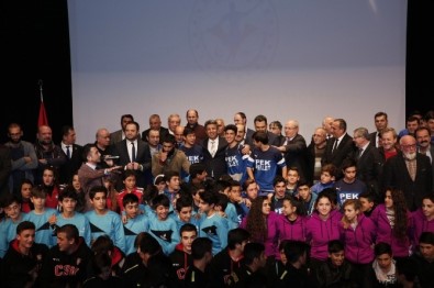 Yüzlerce Amatör Sporcu Ödüllendirildi