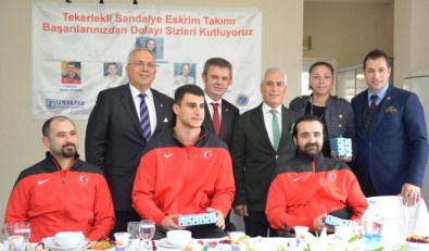 Başarılı Eskrimcilere Jest