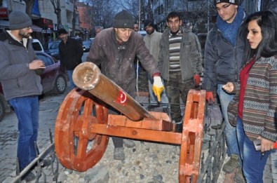 Cadde Ortasına Ahşaptan Savaş Topu Yerleştirildi