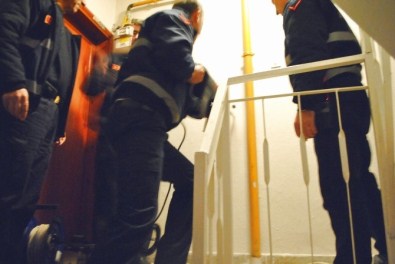 Çanak Anten Takarken 5. Kattan Asansör Boşluğuna Düşen Elektrikçi Duvar Kırılarak Kurtarıldı