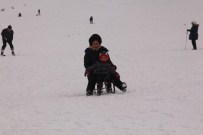 BEĞENDIK - Elazığ'da Tatilciler, Kayak Merkezinde Karın Tadını Çıkartıyor