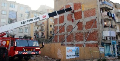 Temeli Kayan Beş Katlı Binaya Vinçli Önlem