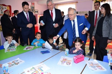 Anaokulu Öğrencilerine Süt Dağıtıldı